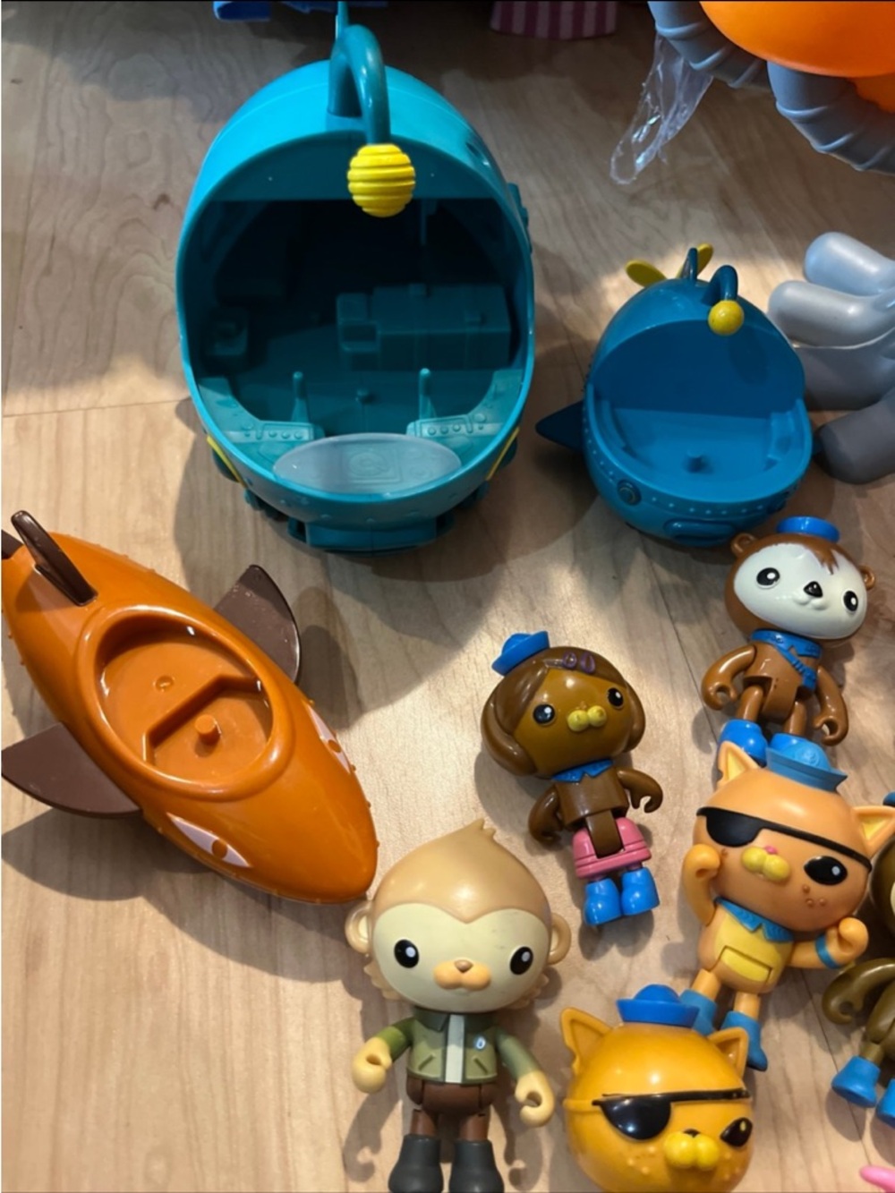 Octonauts Collectible Figures Set with Orange and Teal Play Base - Picture 3 of 3